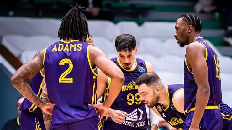 שחקן הפועל חולון יפתח זיו עם נתנאל ארצי