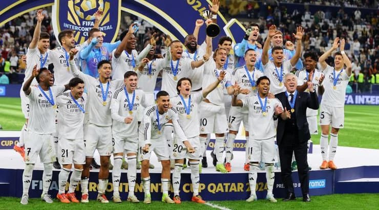 שחקני ריאל מדריד מניפים את הגביע (רויטרס) שחקני ריאל מדריד מניפים את הגביע