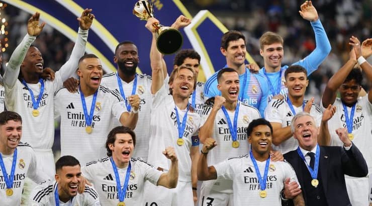 שחקני ריאל מדריד מאושרים עם הגביע (רויטרס) שחקני ריאל מדריד מאושרים עם הגביע