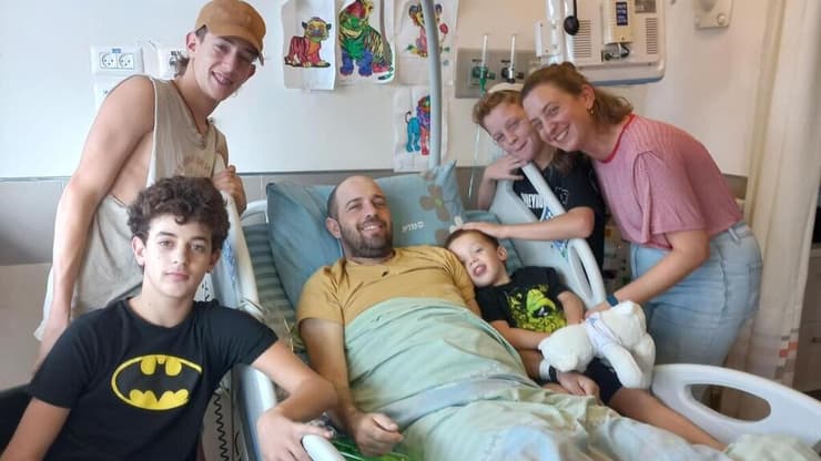 משפחת דויטש מסביב למיטתו של אברומי בבית החולים      