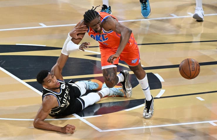 יאניס עוצר בצורה לא קונבנציונלית את ג'יילן וויליאמס