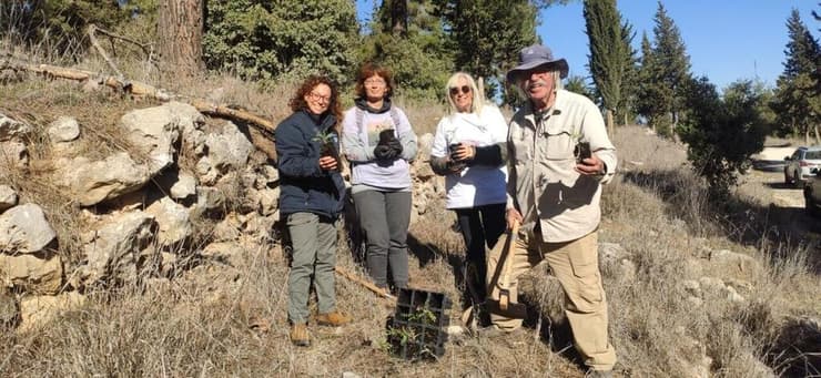 אנשי קק"ל באזור שבו נשתלו הצמחים (צילום: באדיבות קק"ל) אנשי קק"ל באזור שבו נשתלו הצמחים