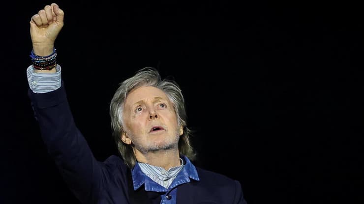 פול מקרטני בהופעה בלונדון