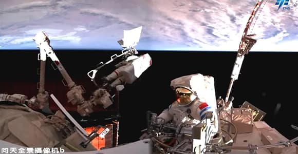 שיא חדש בפעילות מחוץ לחללית. קאי (משמאל, על הזרוע הרובוטית) וסונג מחוץ לתחנת החלל הסינית 