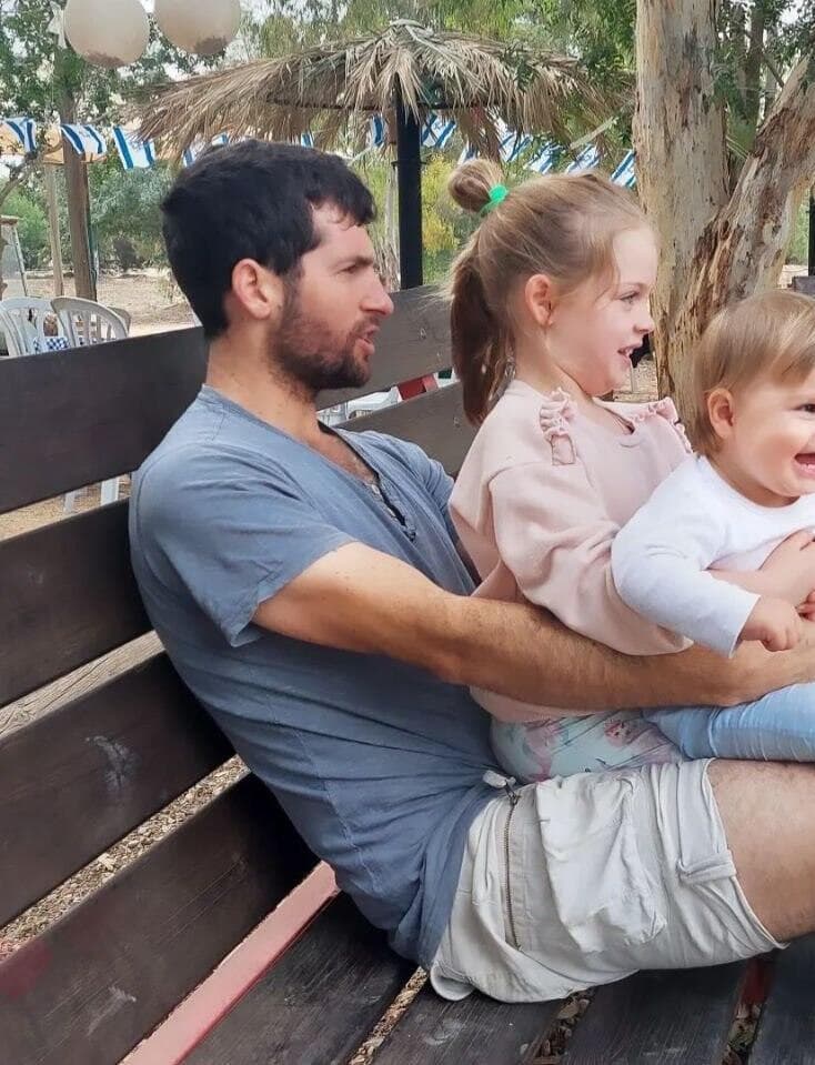 אביטל אשתו ובנותיו של שגיא דקל חן בר גלי ושחר מחכות שישוב הביתה 