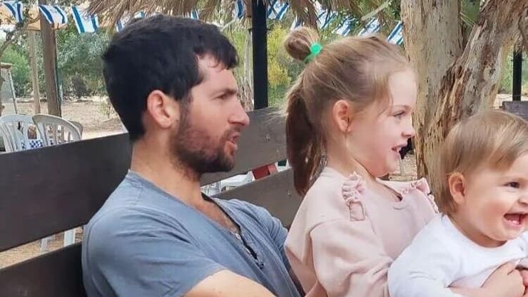 אביטל אשתו ובנותיו של שגיא דקל חן בר גלי ושחר מחכות שישוב הביתה 