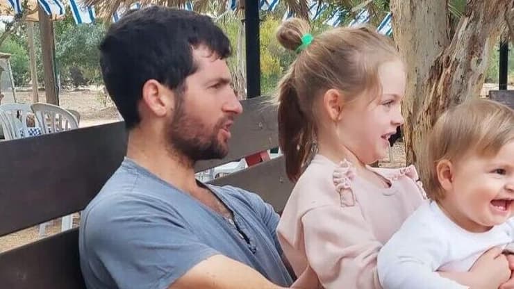 אביטל אשתו ובנותיו של שגיא דקל חן בר גלי ושחר מחכות שישוב הביתה 