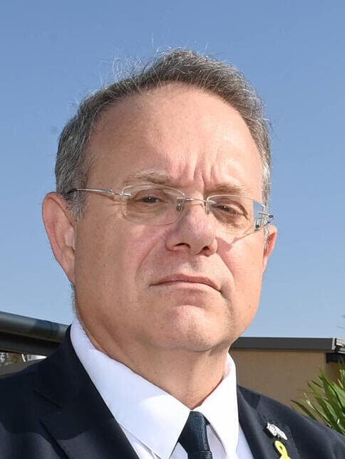 יעקב חגואל, יו"ר ההסתדרות הציונית, בקיבוץ רוחמה בדרום, בשכונה שמיועדת לקליטת מפונים