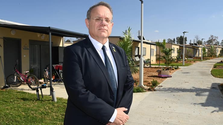 יעקב חגואל, יו"ר ההסתדרות הציונית, בקיבוץ רוחמה בדרום, בשכונה שמיועדת לקליטת מפונים