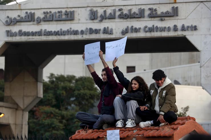המפגינים רוצים לקחת חלק ב"בנייתה של סוריה החדשה" (צילום: AP Photo/Omar Sanadiki) סוריה דמשק הפגנה מפגינים בעד דמוקרטיה וזכויות נשים