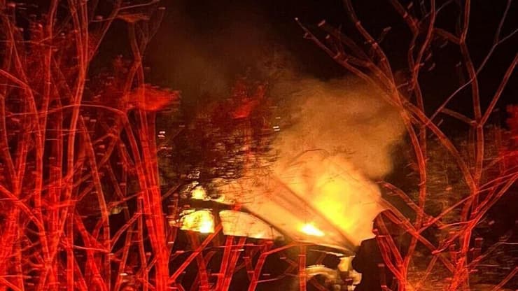 לוחמי האש פועלים לכיבוי שריפת רכב סמוך ללוטם - אותר אדם ללא רוח חיים