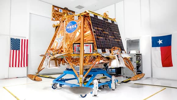 אם הכול יתנהל כמתוכנן, היא תגיע ראשונה. הנחתת Blue Ghost של חברת Firefly במתקן של החברה בטקסס לקראת מסירתה לשיגור 