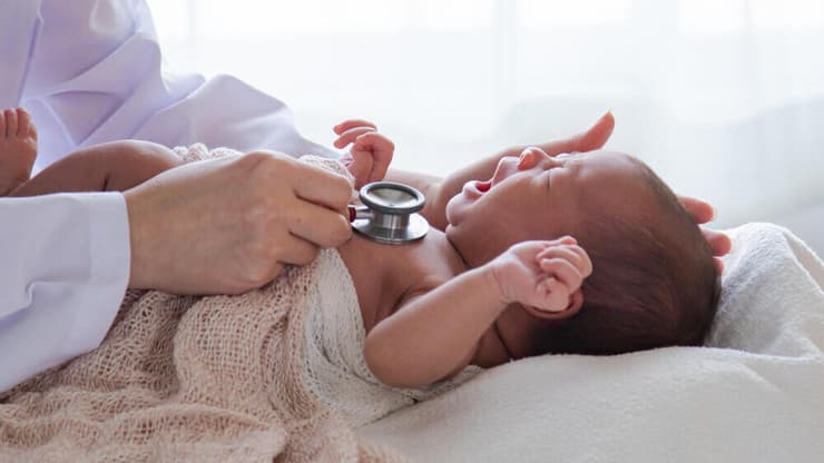 תינוק בוכה רופא סטטוסקופ