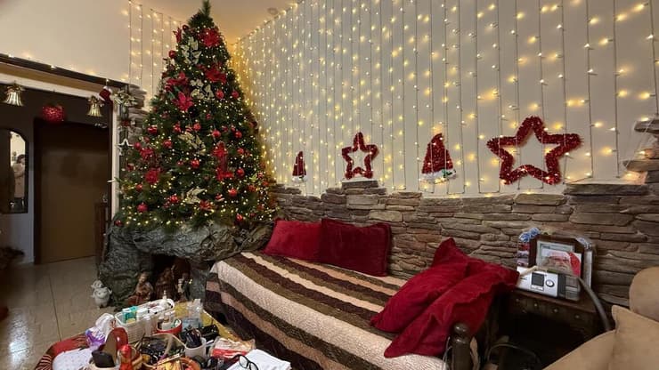 הסלון של סנטה (צילום: ספיר גורדו) הבית של סנטה קלאוס החיפאי