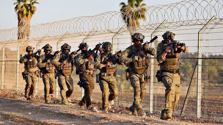 מפקד לוט"ר עזה (במרכז) עם הלוחמים. "כשהגעתי לפה הייתה לי תחושת חמיצות נוראית, אפילו בושה, שאיכזבנו אותם כצבא" (צילום: גדי קבלו) מפקד לוט"ר עזה (במרכז) עם הלוחמים