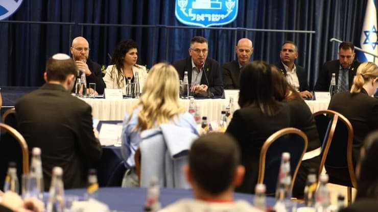 השר החוץ גדעון סער במפגש שעוסק בעיצוב תכנית של משרד החוץ ללוחמת תודעה לשנת 2025