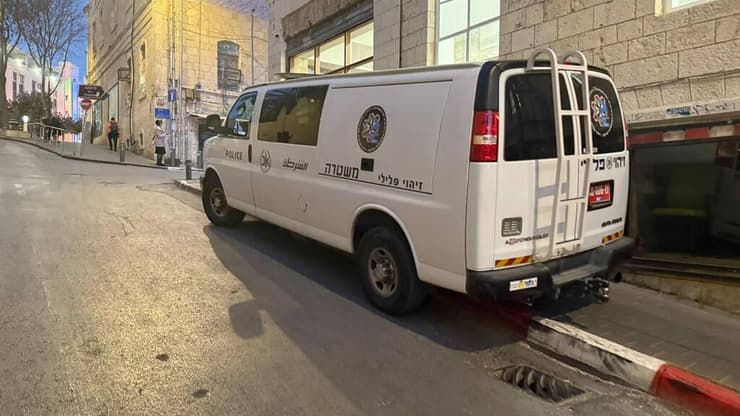 מחוץ לדירה שבה נדקרה האישה בירושלים הזירה מחוץ לביתה של האישה שנדקרה למוות והנסיבות נבדקות