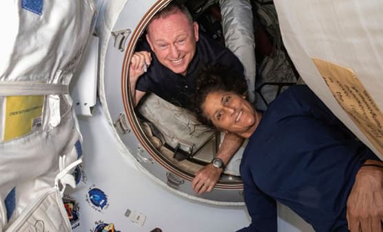 נשארים עוד קצת. סוניטה ויליאמס ובארי וילמור בפתח העגינה של החללית סטארליינר בתחנת החלל, יוני 2024 