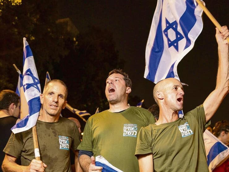 איל נווה (במרכז) ורון שרף (מימין) בהפגנה