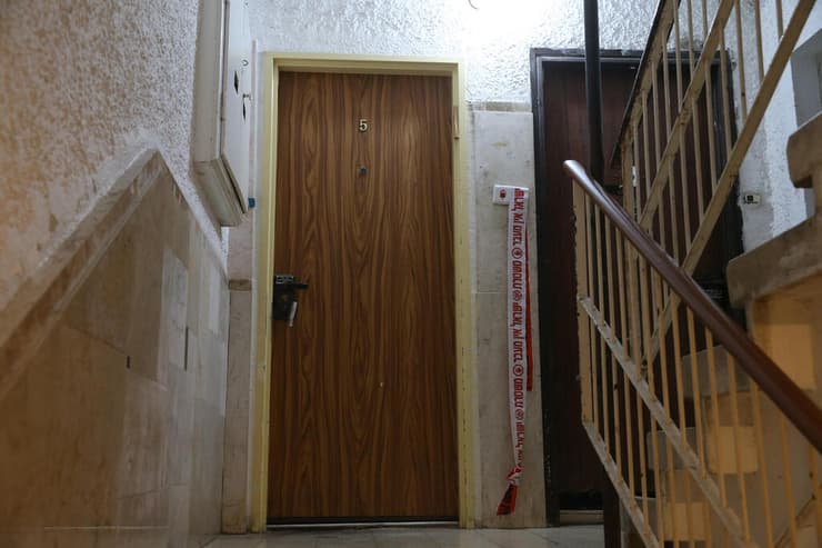 תיעוד מהגעת המחבל לזירת הפיגוע (צילום: עמית שאבי) זירת הדירה בה נדקרה אישה מבוגרת בירושלים