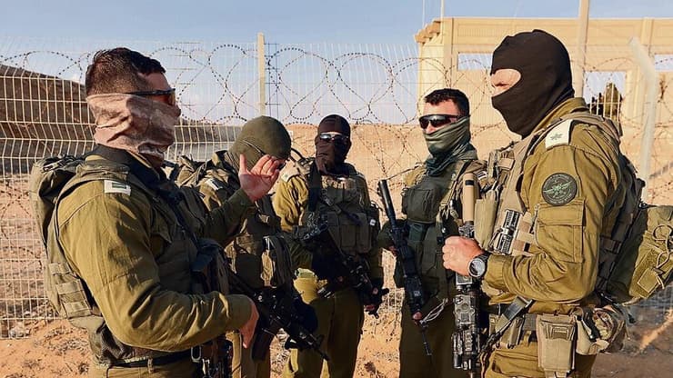רס"ן ת' (מימין) ומפקדי הצוותים. "לא מספיק לירות רק על מטרות קרטון, צריך גם להילחם" (צילום: גדי קבלו) רס"ן ת' (מימין) ומפקדי הצוותים