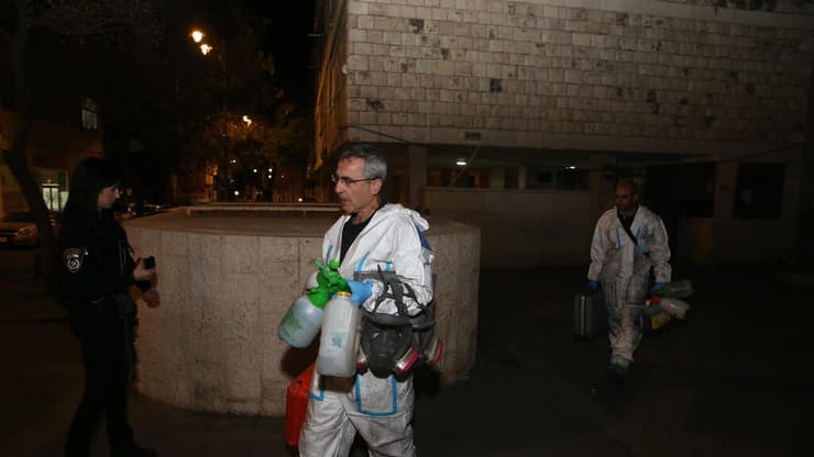 זירת הדירה בה נדקרה אישה מבוגרת בירושלים