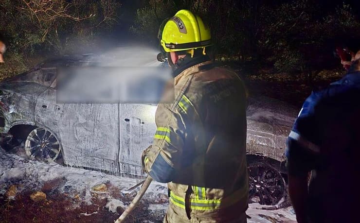 לוחמי האש פועלים לכיבוי שריפת רכב סמוך ללוטם - אותר אדם ללא רוח חיים