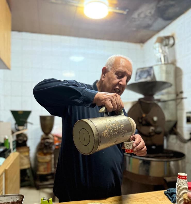 מוסטפא מוזג קפה (צילום: ספיר גורדו) קפה מוסטפא