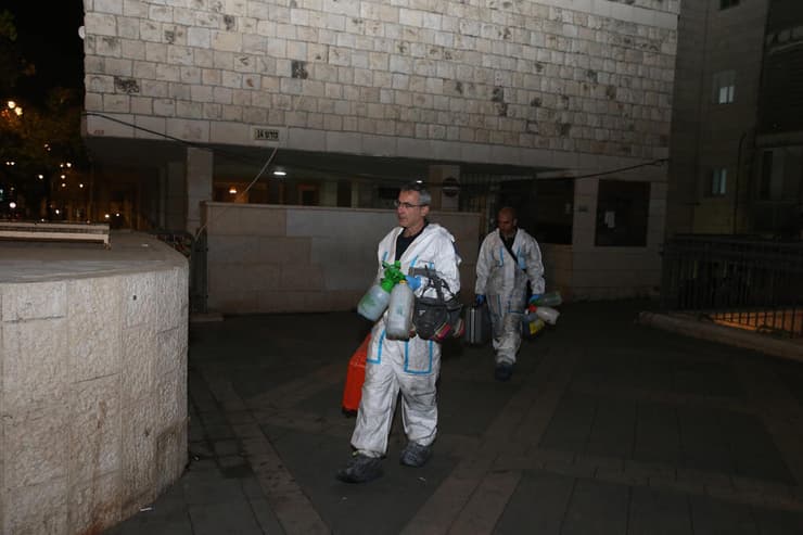 זירת הדירה בה נדקרה אישה מבוגרת בירושלים