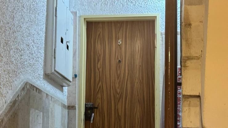 הכניסה לדירה (צילום: לירן תמרי) הדירה בה נדקרה האישה המבוגרת בירושלים