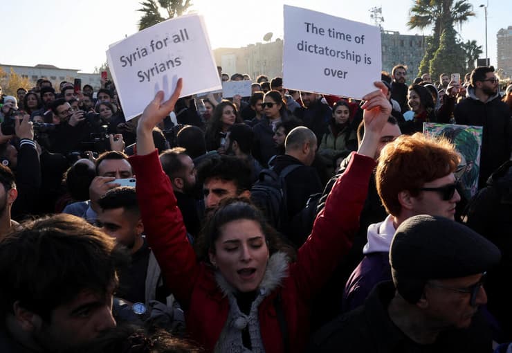 "הזמן של הדיקטטורה נגמר" (צילום: רויטרס/ REUTERS/Amr Abdallah Dalsh) סוריה דמשק הפגנה מפגינים בעד דמוקרטיה וזכויות נשים