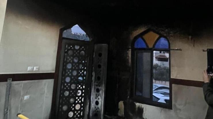 מתנחלים שרפו מסגד שנמצא במזרח כפר מרדה