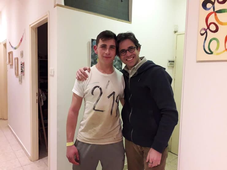 צבי זוסמן עם בנו, בן ז"ל. "לי יש קבר לעלות אליו, לרבים אין אפילו את זה"   