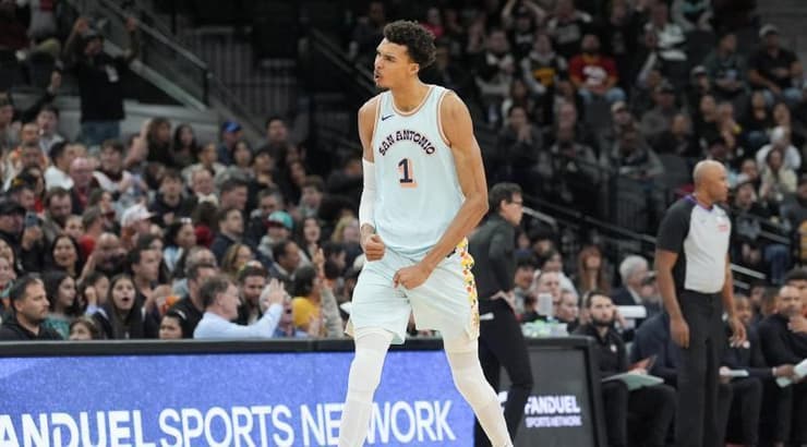 ויקטור וומבניאמה חוגג (רויטרס) ויקטור וומבניאמה חוגג