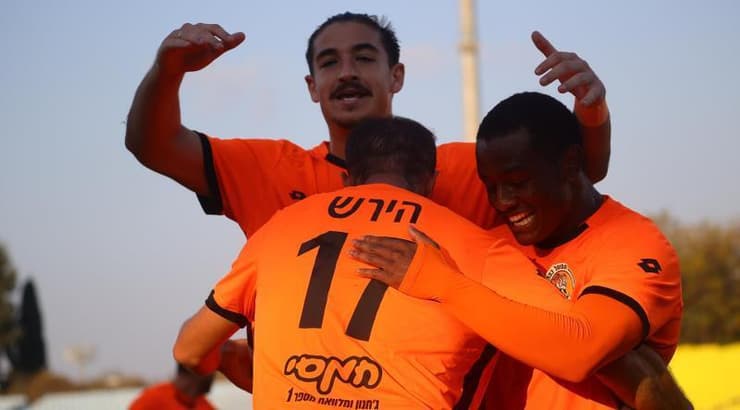 שחקני כפר שלם חוגגים עם שחר הירש (אופיר מגדל) שחקני כפר שלם חוגגים עם שחר הירש