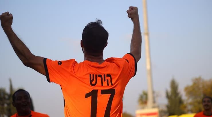 שחר הירש בעננים (אופיר מגדל) שחר הירש בעננים