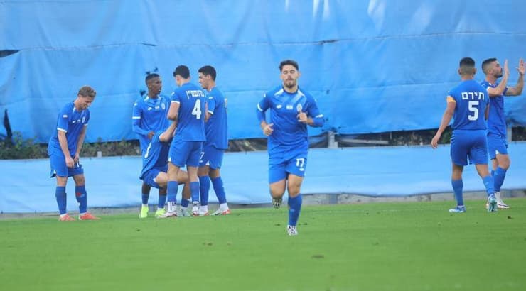 שחקני רמת השרון חוגגים עם אורי עזו (אופיר מגדל) שחקני רמת השרון חוגגים עם אורי עזו