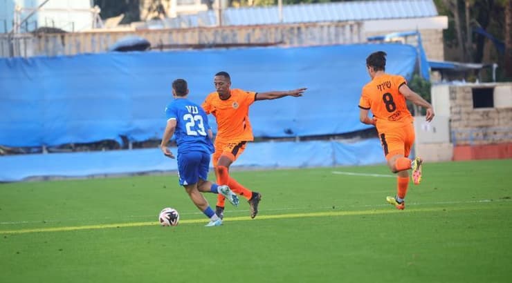 אורי עזו במבצע אישי נהדר (אופיר מגדל) אורי עזו במבצע אישי נהדר