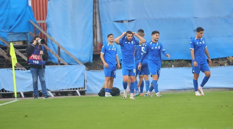 אורי עזו מאושר עם חבריו (אופיר מגדל) אורי עזו מאושר עם חבריו