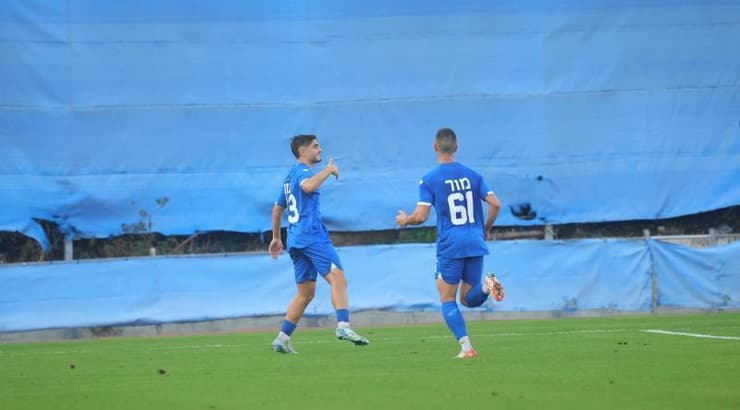 אורי עזו רץ לחגוג (אופיר מגדל) אורי עזו רץ לחגוג