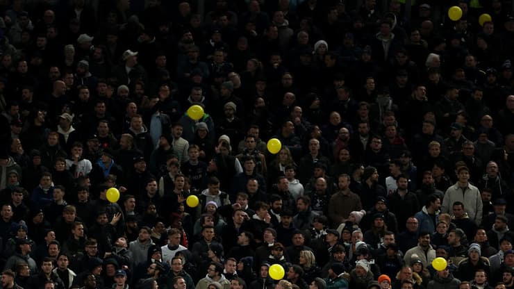 אוהדי טוטנהאם מניפים בלונים צהובים למען החטופה הישראלית אמילי דמארי (Alex Pantling/Getty Images) אוהדי טוטנהאם מניפים בלונים צהובים למען החטופה הישראלית אמילי דמארי