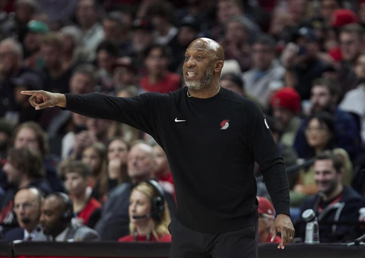 יודע איך לנצח. צ'ונסי בילאפס (AP Photo/Craig Mitchelldye) מאמן פורטלנד טרייל בלייזרס צ'ונסי בילאפס