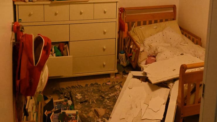 הנזק לחדר הילדים סמוך למקום הנפילה (צילום: יובל חן) בית ביפו, תל אביב שנפגע מנפילת הטיל החות'י
