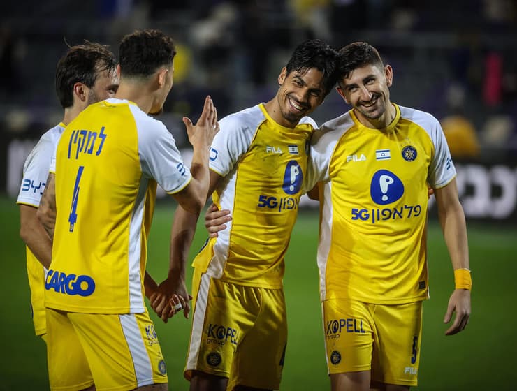 בלי הפועל ת"א בליגה, המשחקים מול מכבי חיפה הם הדבר הכי קרוב לדרבי. שחקני מכבי ת"א (צילום: עוז מועלם) שחקני מכבי ת"א חוגגים עם דור פרץ