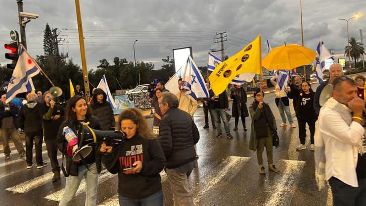 ההפגנה ברחובות, תחת גשם (צילום: הילי ברוק) הפגנה להחזרת החטופים בצומת פארק המדע ברחובות