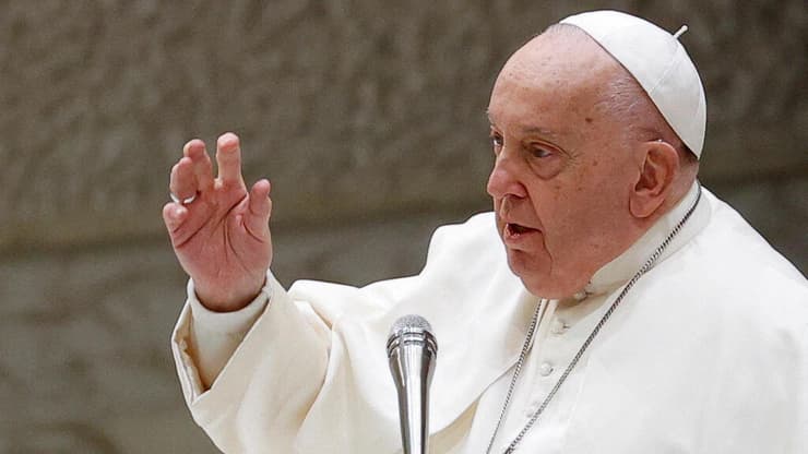 האפיפיור אפיפיור פרנסיסקוס במפגש עם קרדינלים ועובדים ב ותיקן