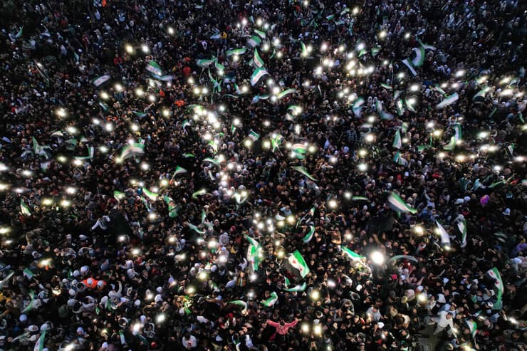 סורים חוגגים שבועיים אחרי הפלת אסד ב חלב סוריה