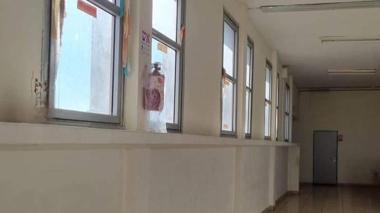 תלו את המודעות על קירות הסמינר אילוסטרציה התגוננות בית ספר
