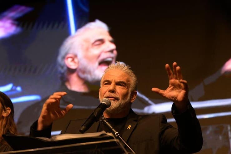 לפיד בקפלן. "ביבי לא באמת מתחזק, זו הנדסת תודעה" (צילום: יובל חן) יאיר לפיד נואם בהפגנה בקפלן