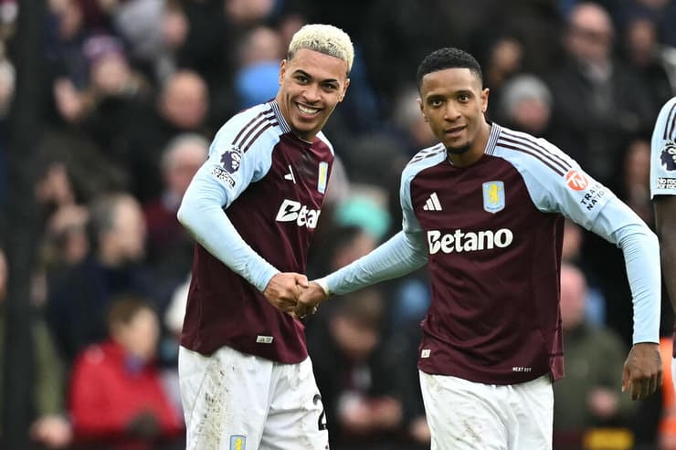 איש המשחק. רוג'רס (משמאל) חוגג עם אזרי קונסה (צילום: REUTERS/Hannah Mckay) רוג'רס (משמאל) חוגג עם אזרי קונסה